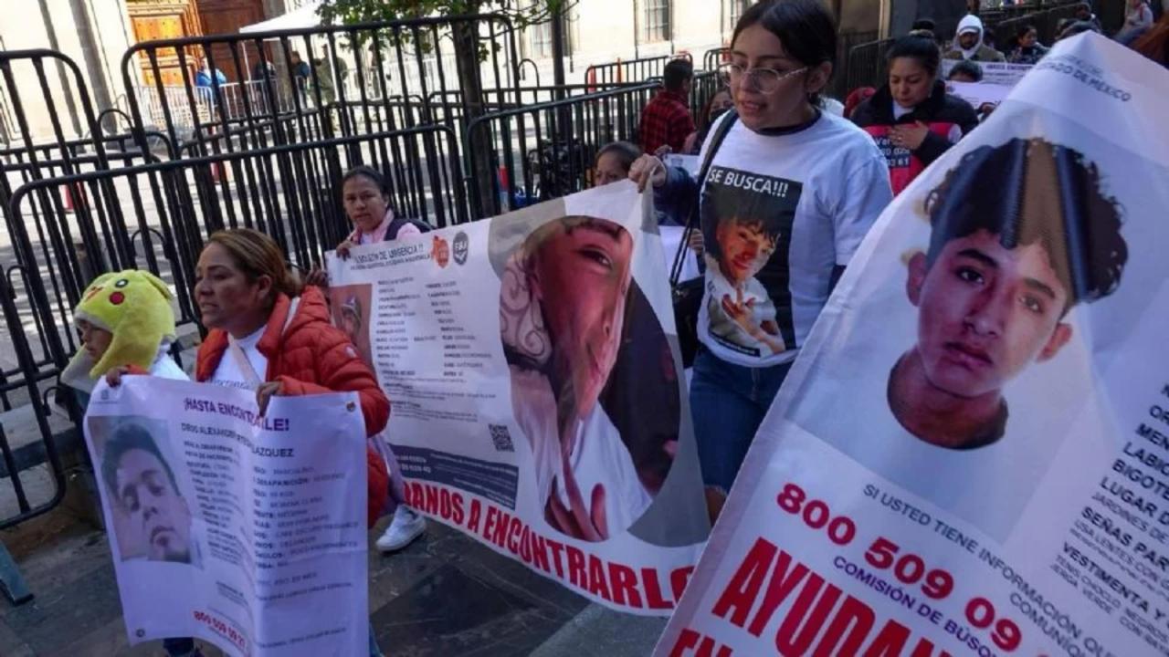 Madres en búsqueda reclaman frente a Palacio Nacional por desaparecidos en Edomex