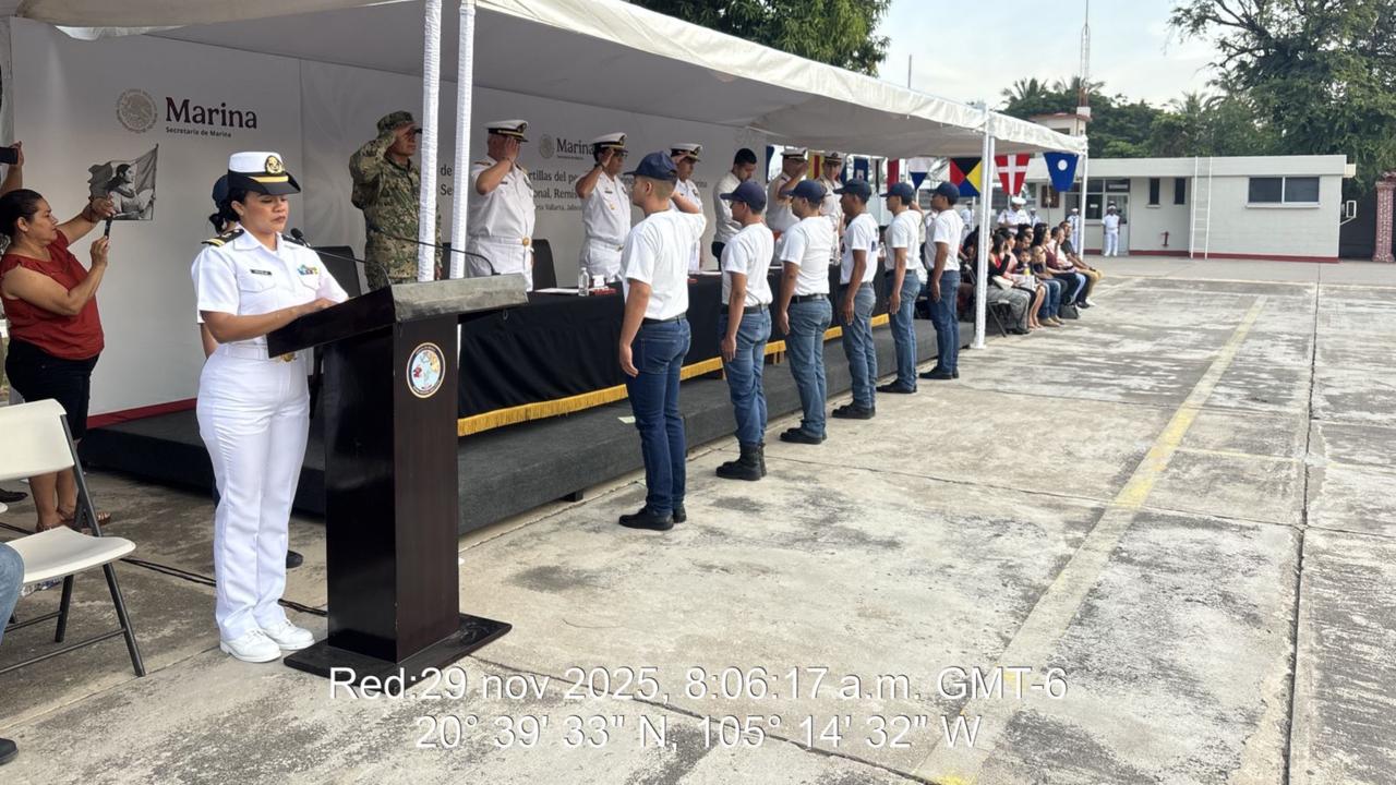 Marineros del Servicio Militar Nacional obtienen sus cartillas en Puerto Vallarta