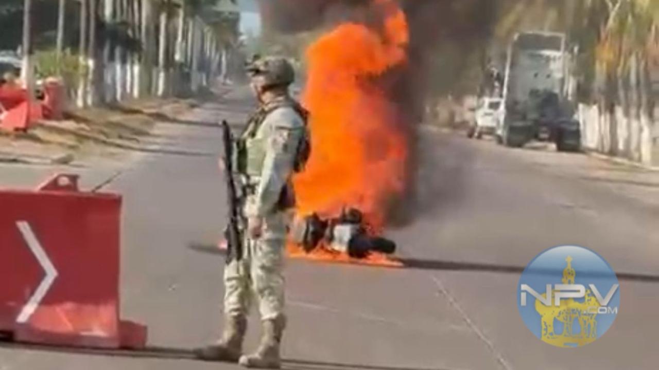 Motociclista pierde el control y su moto se incendia frente a la 41 Zona Militar en Puerto Vallarta