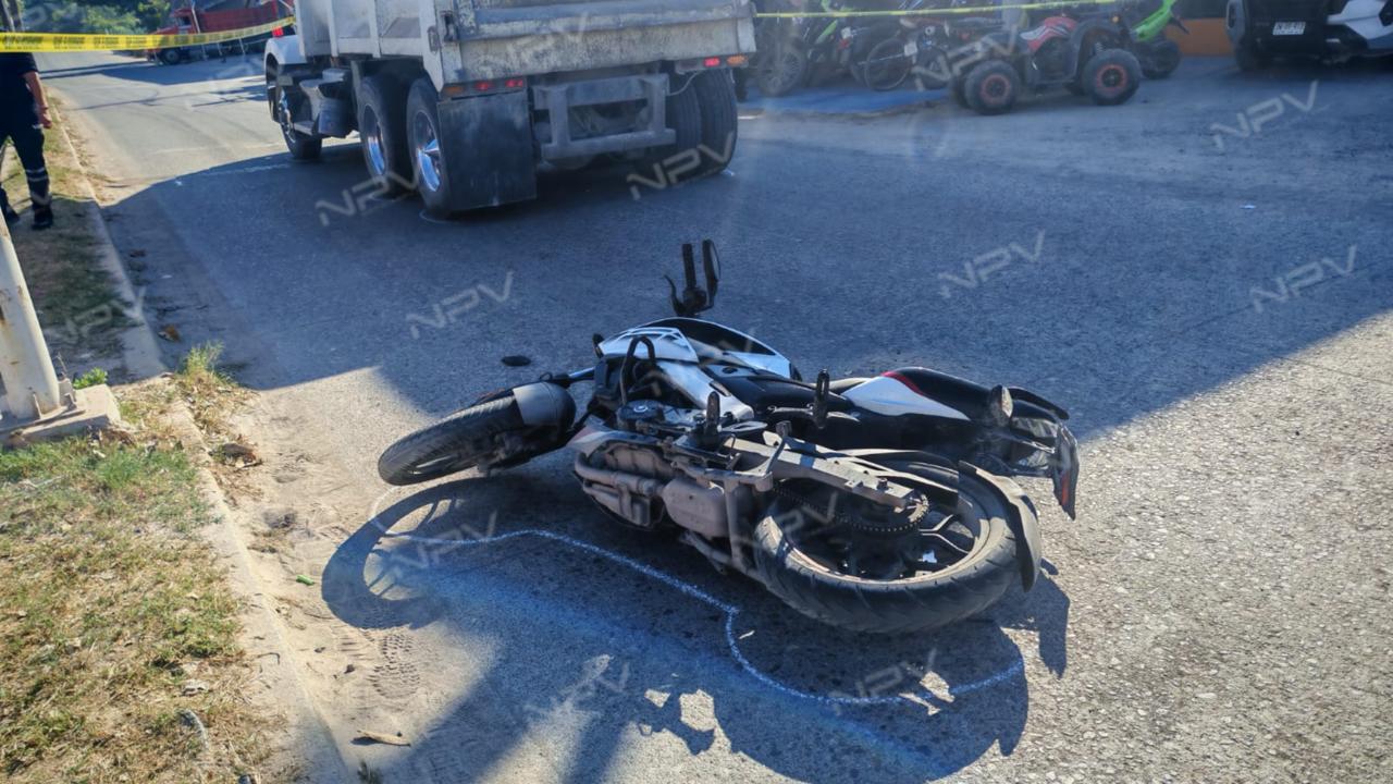 Motociclista sufre lesiones graves tras ser impactado por un camión de volteo en Los Poetas