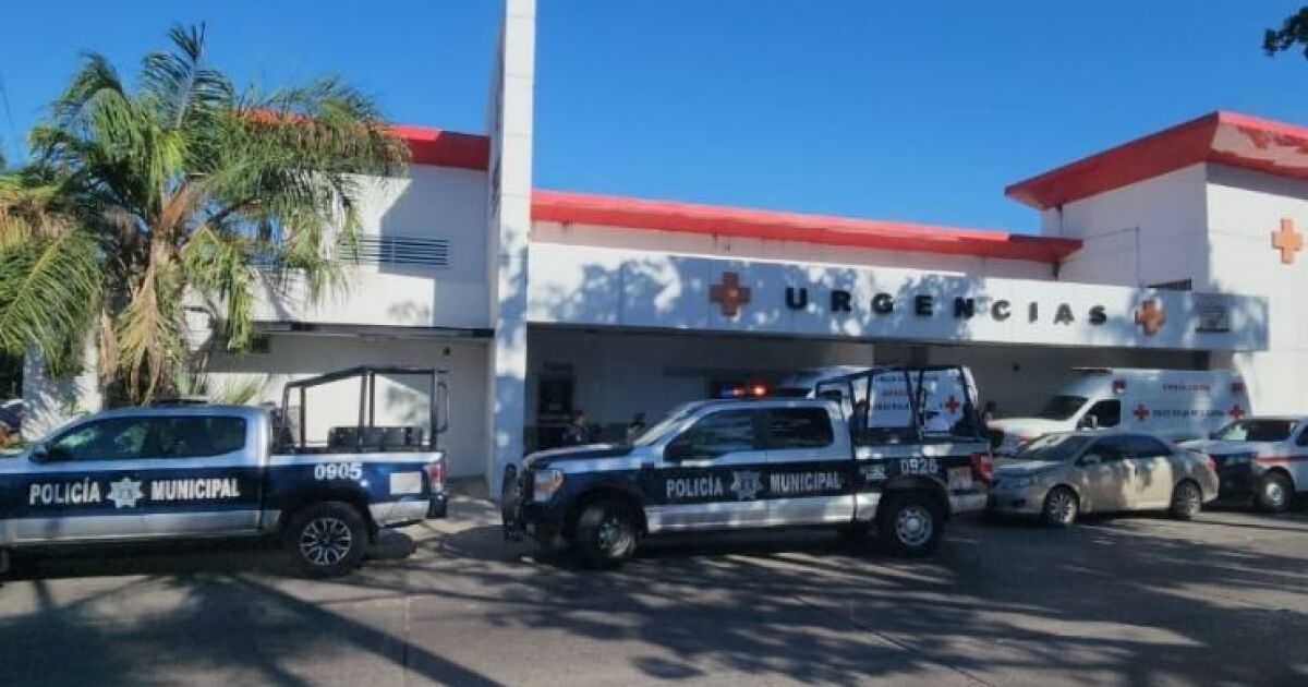 Mujer fallece en la base de Cruz Roja en Culiacán tras recibir impactos de bala.