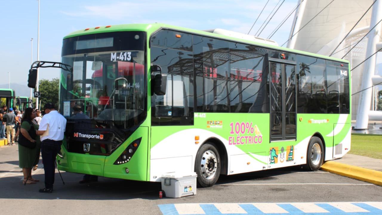 Munguía honra a Pablo Lemus por la entrega de 31 camiones urbanos que modernizan el transporte