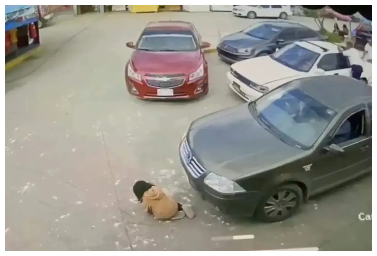 Niña de 4 años salva su vida al quedar atrapada bajo un automóvil en el mercado de San Cristóbal de las Casas