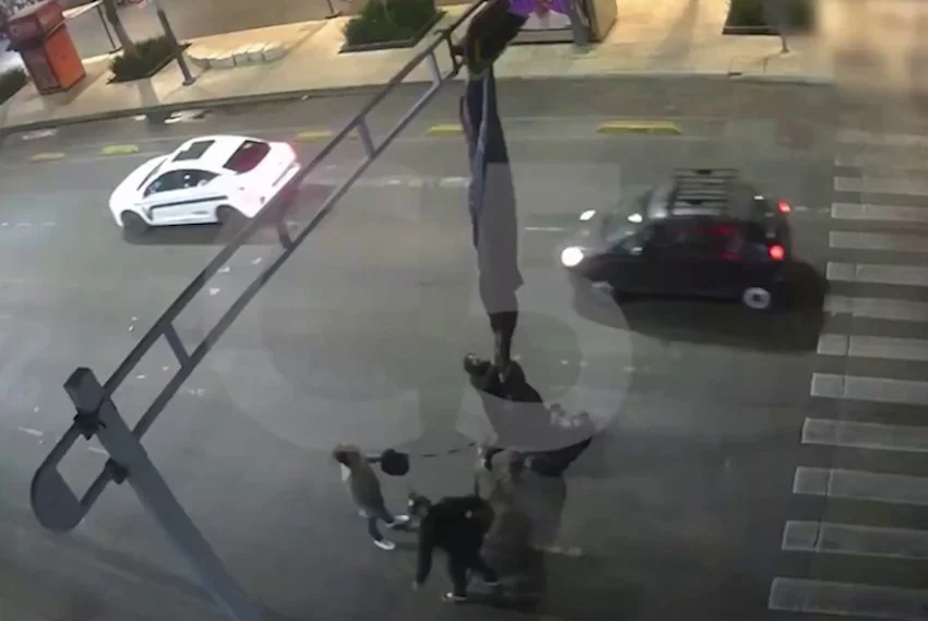 Paracaidista estadounidense ileso tras un aterrizaje accidentado en el centro de Ciudad de México