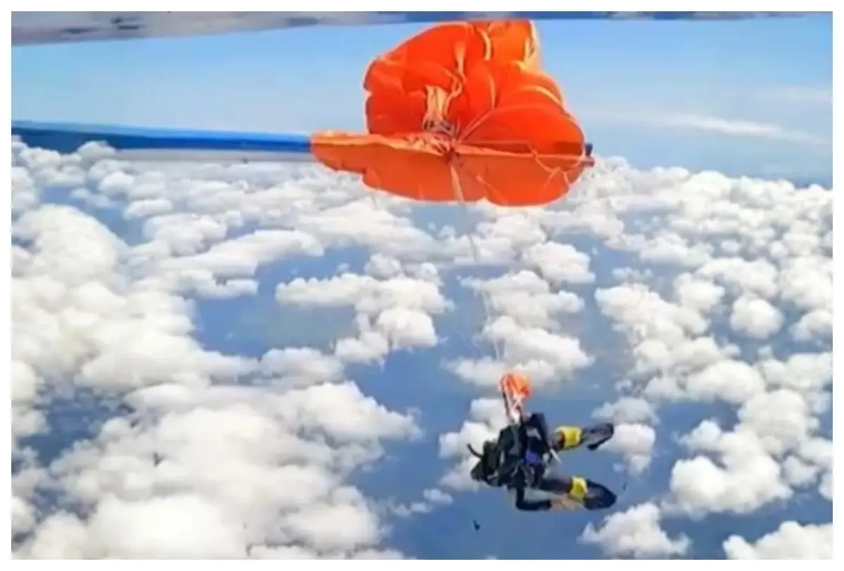 Paracaidista se queda suspendido del ala de un avión tras un fallo en su paracaídas en Australia
