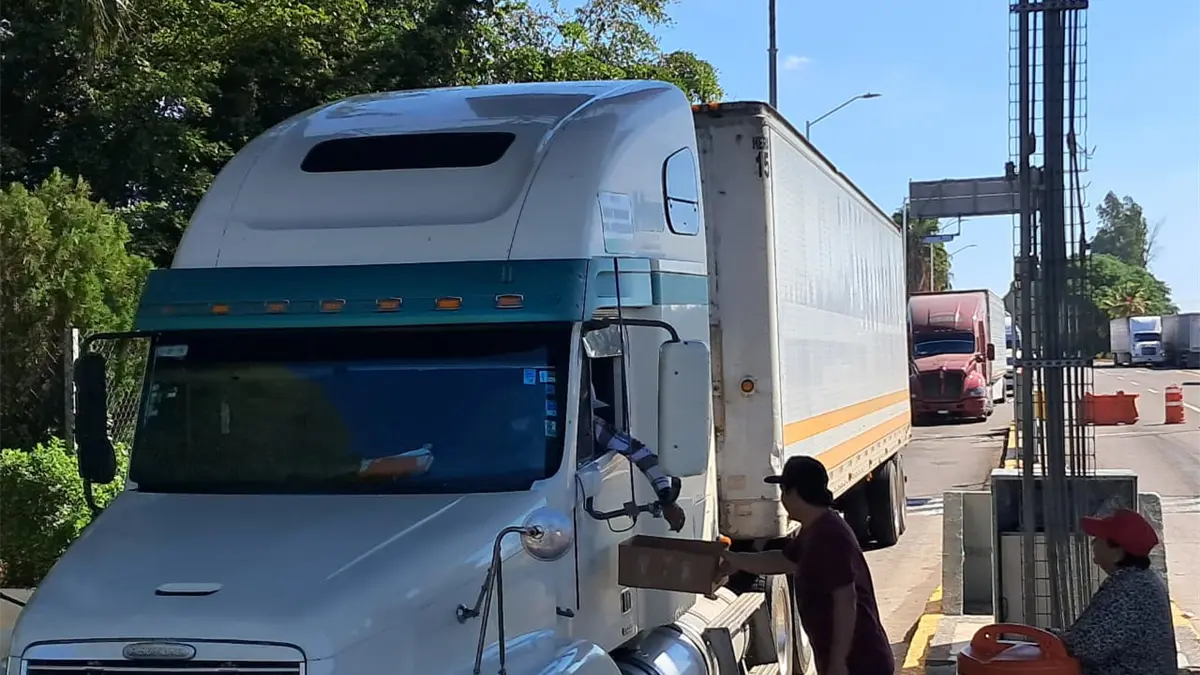 Productores bloquean la caseta de Costa Rica en Culiacán y abren el paso