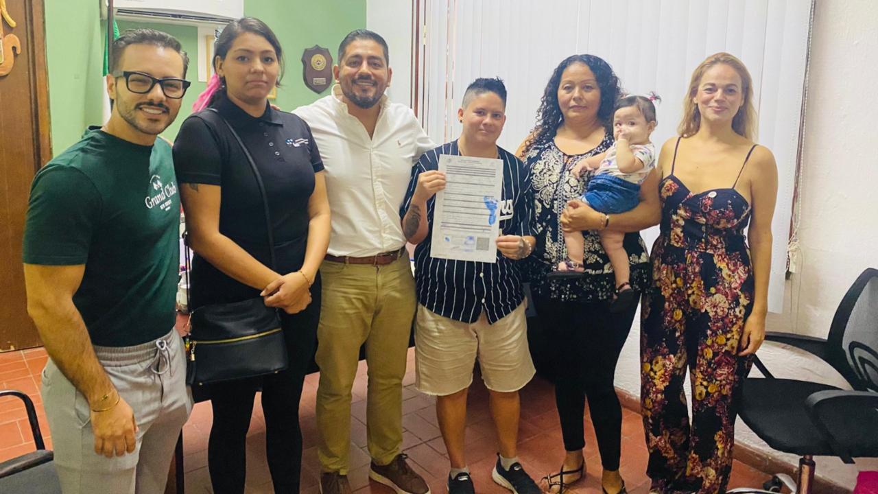 Puerto Vallarta hace historia al otorgar su primer reconocimiento a una familia lesbomaternal