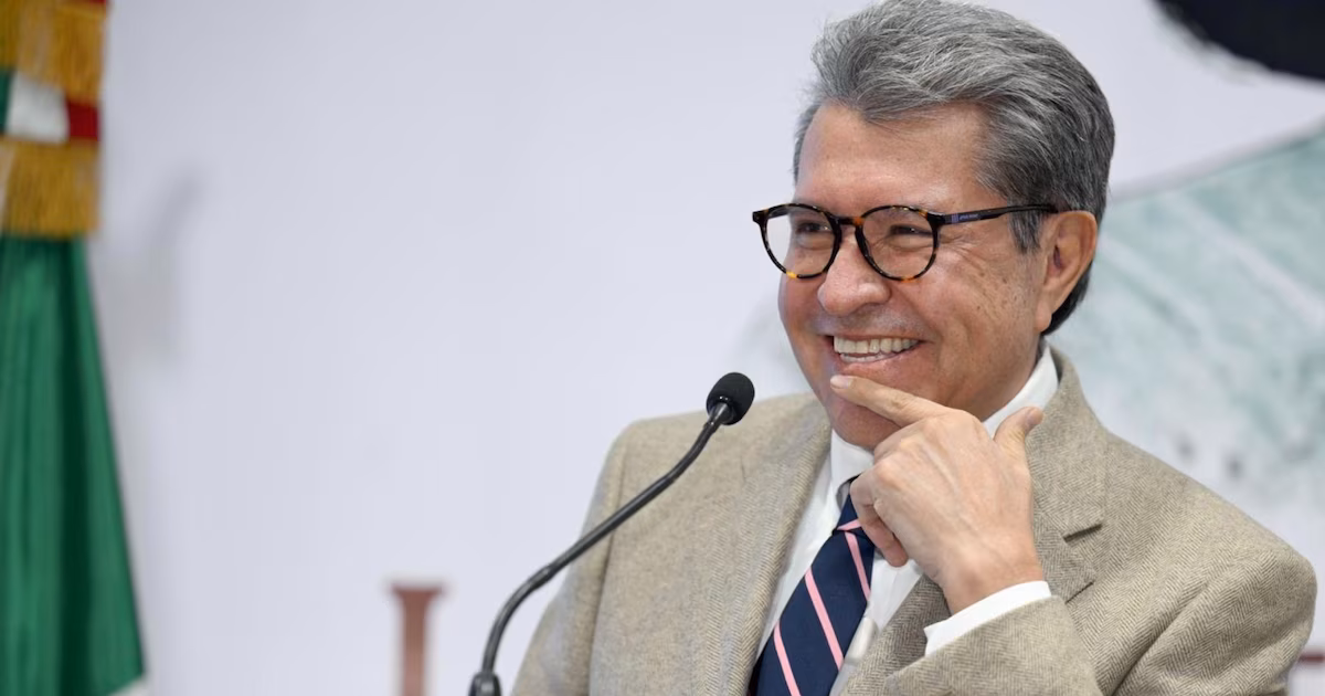 Ricardo Monreal bromea sobre su llamado a los diputados a "no ser groseros" tras acusaciones de violencia de género.