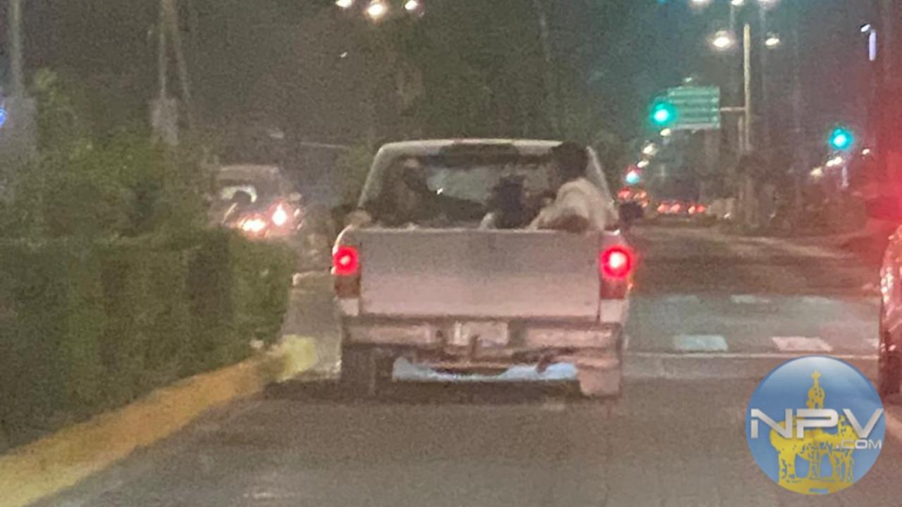 Riesgo invisible: Viajeros en la parte trasera de camionetas sin cubierta en Puerto Vallarta
