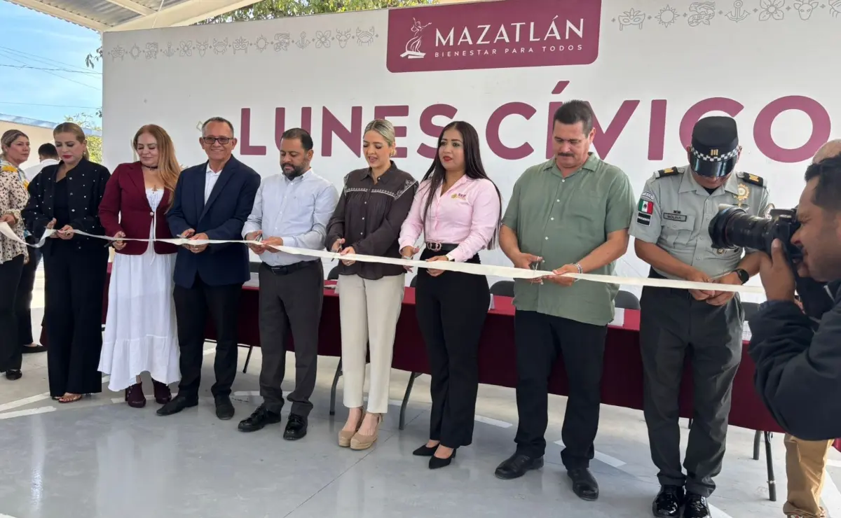 Se inaugura la nueva techumbre en la primaria de Escamillas en el último lunes cívico del año