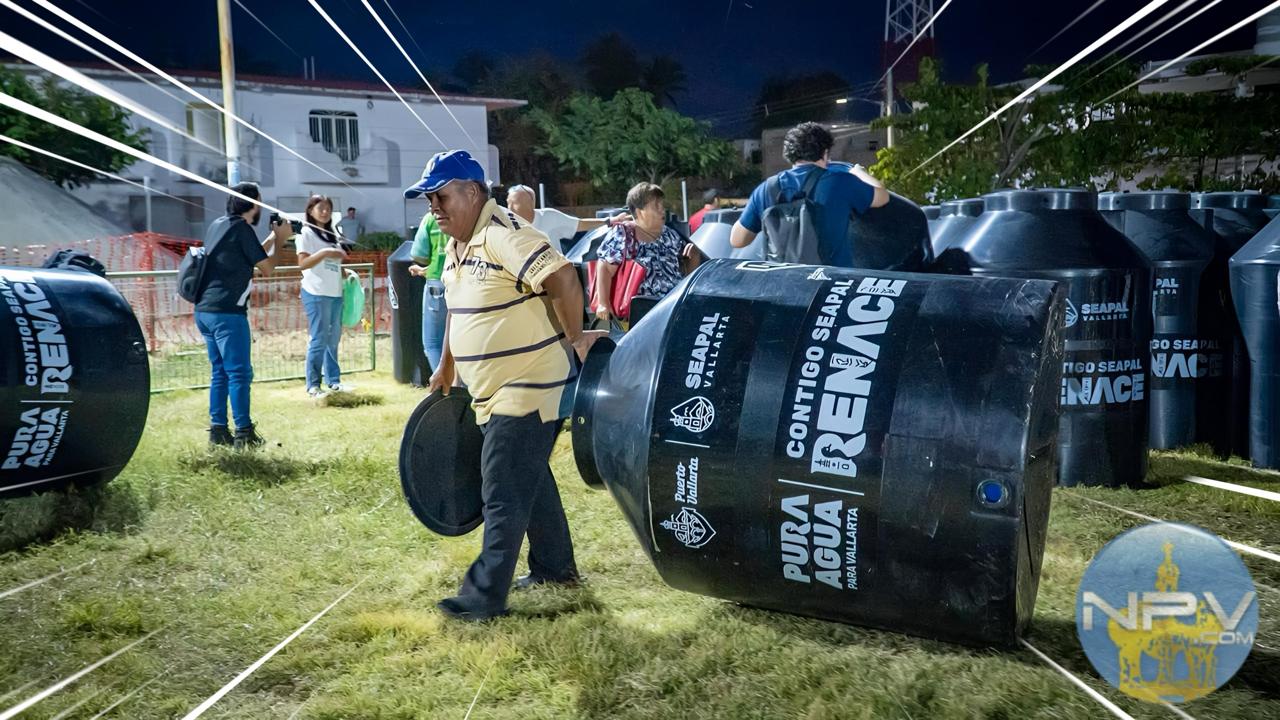 Seapal y el Municipio Distribuyen Tinacos a los Habitantes de La Floresta en Puerto Vallarta