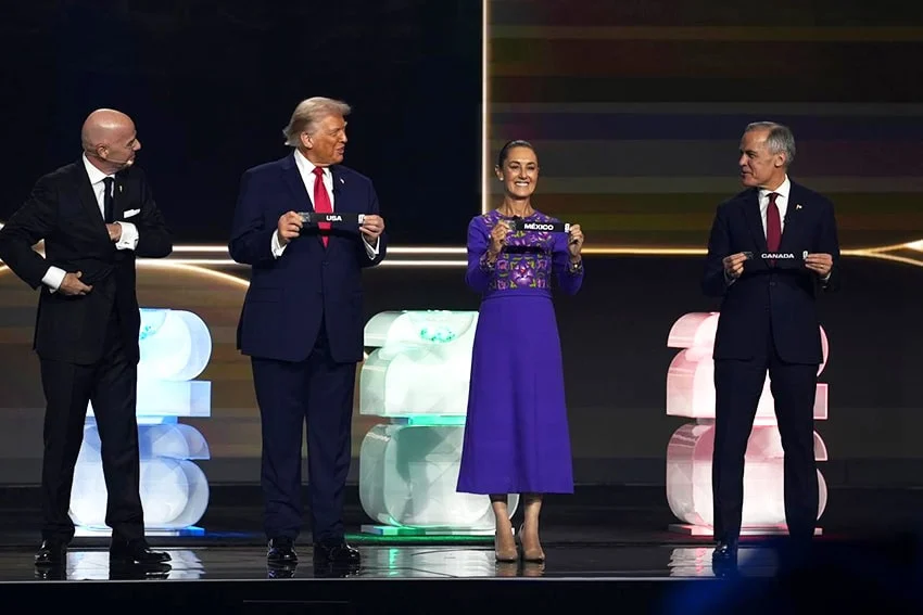 Sheinbaum se une al presidente estadounidense Trump y al primer ministro canadiense Carney en el sorteo de la Copa Mundial de la FIFA.