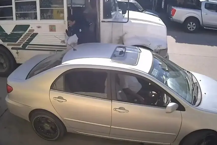 Suspenden a conductor por arrojar a un estudiante de un camión en movimiento en Cabo San Lucas; PGJE inicia investigación