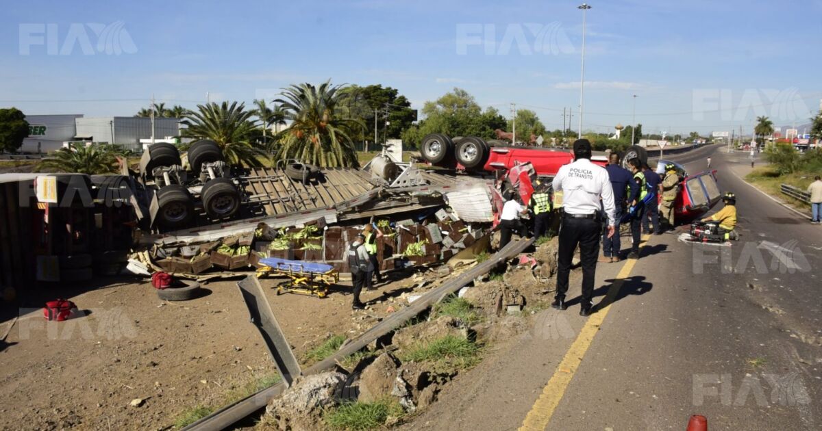 Tráiler vuelca en la México 15 en Los Mochis; rescatan al conductor atrapado
