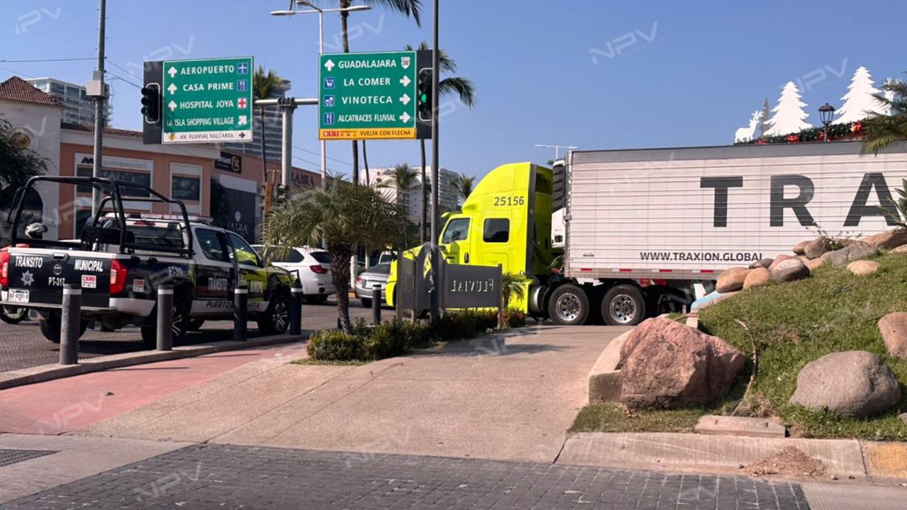 Un tráiler causa un accidente y desata un gran caos en el tráfico frente a La Isla