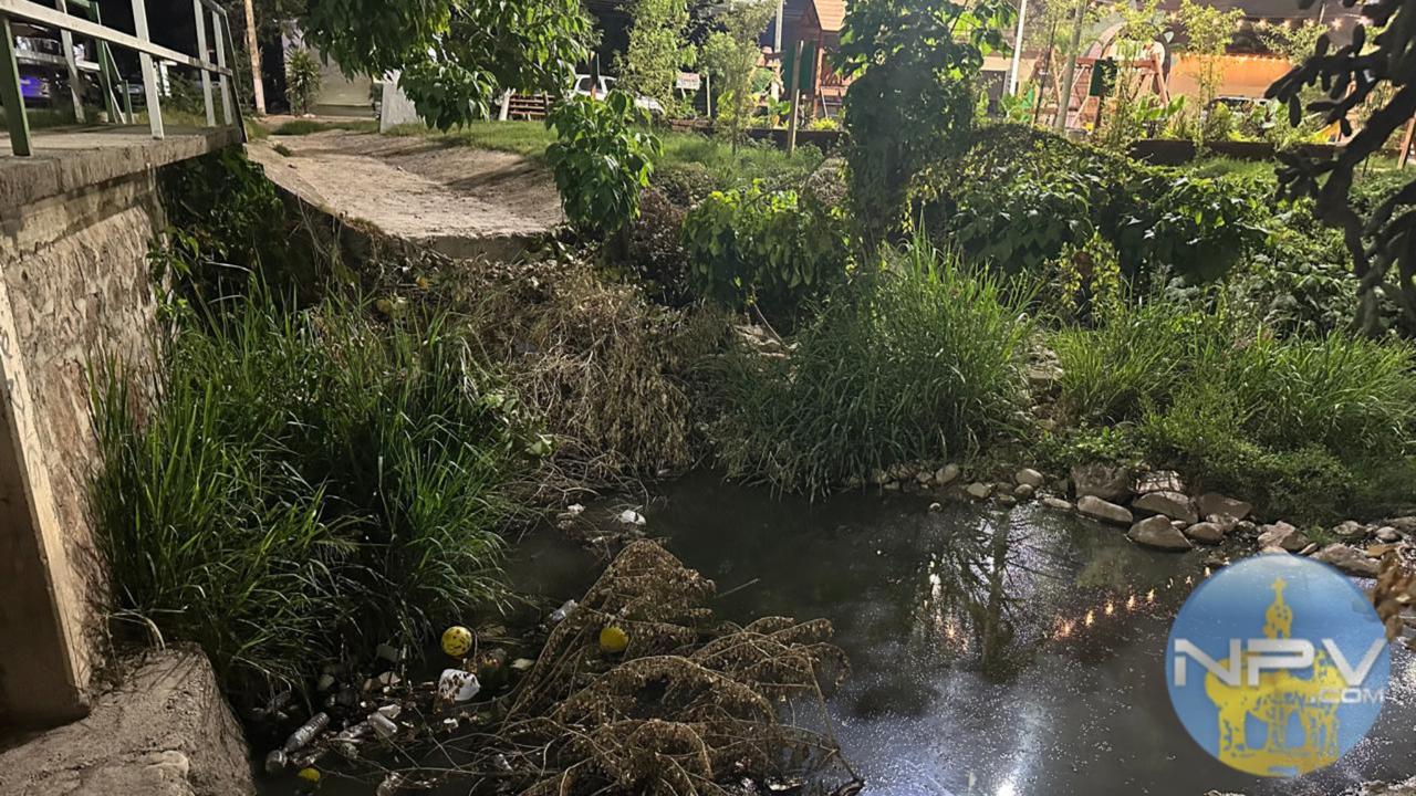 Vecinos de Villa de Guadalupe demandan desazolve urgente ante riesgos de infección cerca de un tukilandia