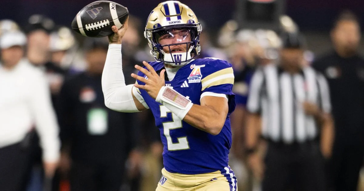 Williams lanza 4 pases de touchdown y Washington logra 5 intercepciones en la contundente victoria de 38-10 sobre los Broncos de Boise.
