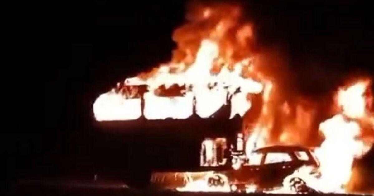 ¡Incendio desastroso! Choque entre camión de pasajeros y vehículo en la Maxipista deja todo calcinado