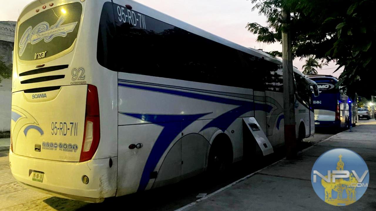 Camioneros foráneos causan caos en los espacios públicos de Puerto Vallarta