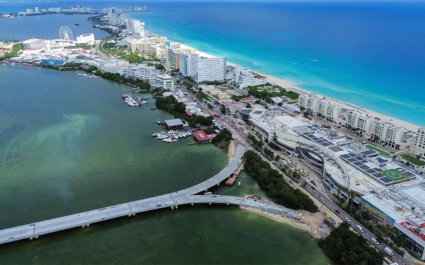 El Ministerio de Transporte reforzará el puente Nichupté de Cancún tras la aparición de grietas en fotos.