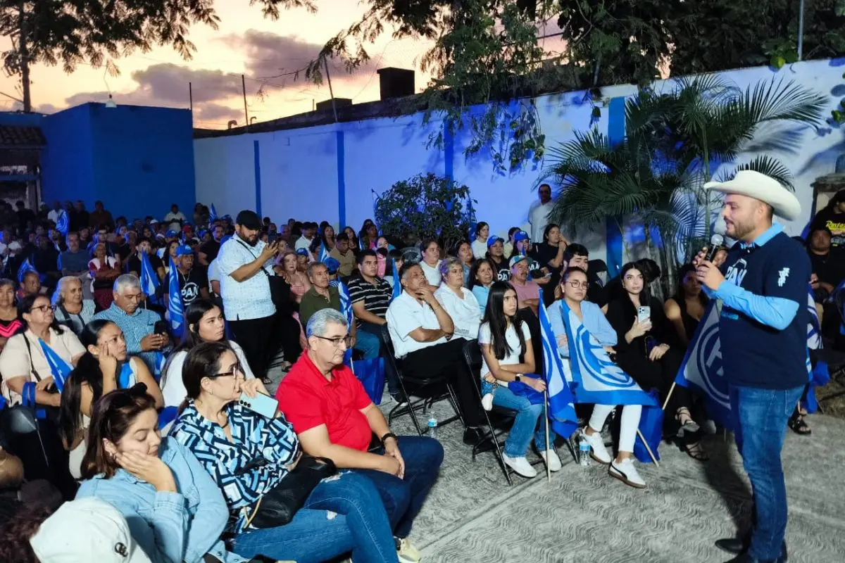 El PAN resurge en Puerto Vallarta: Juan Calderón y su equipo llenan el salón de vida.