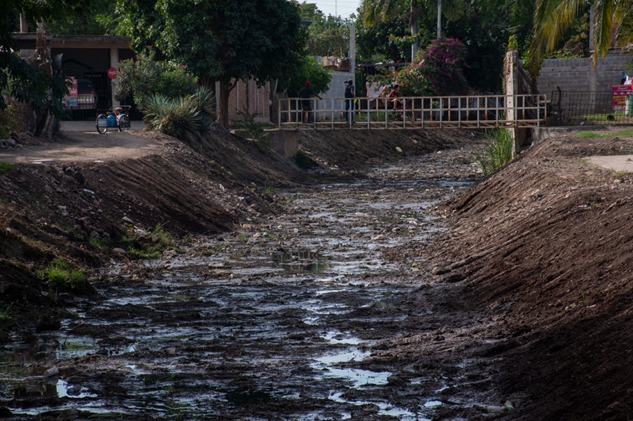 Intensifican la limpieza de arroyos y canales en Culiacán antes de la temporada de lluvias