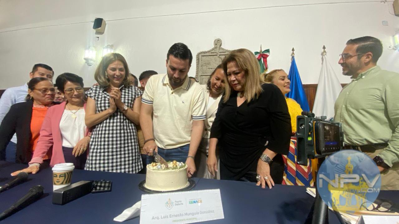 Los ediles festejan el cumpleaños del alcalde en plena sesión ordinaria