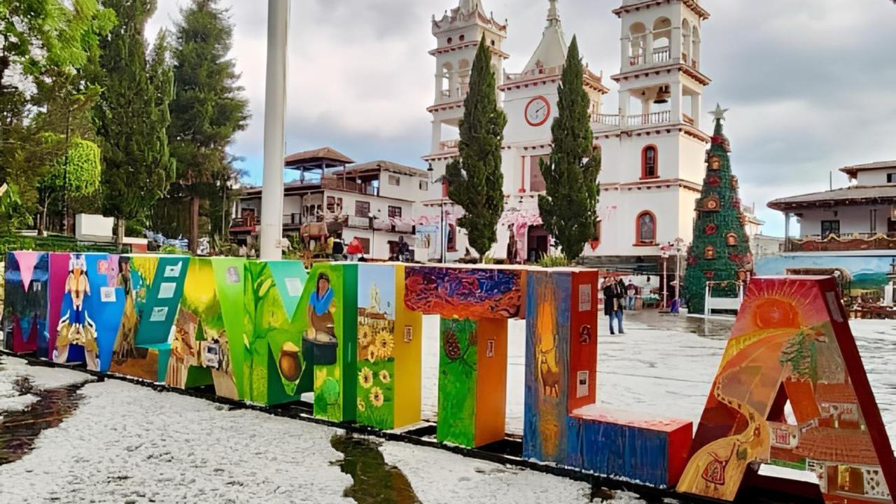 Mazamitla se cubre de blanco: Granizada y aguanieve asombran a locales y visitantes.