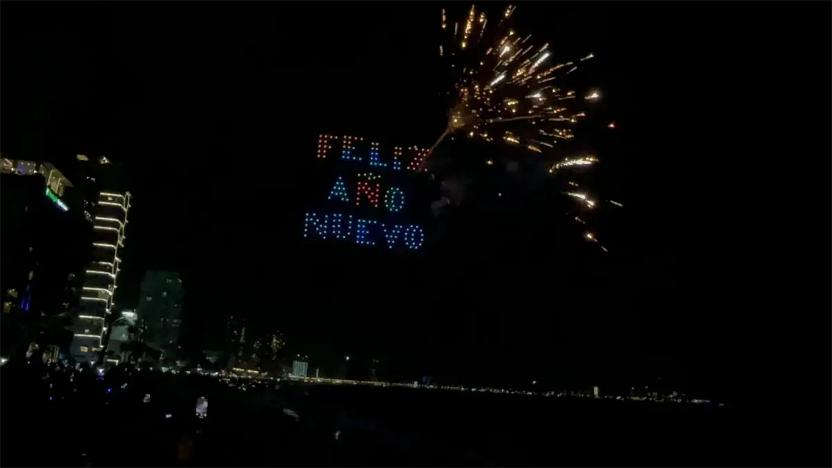 Mazatlán da la bienvenida al 2026 con drones y fuegos artificiales desde su Malecón