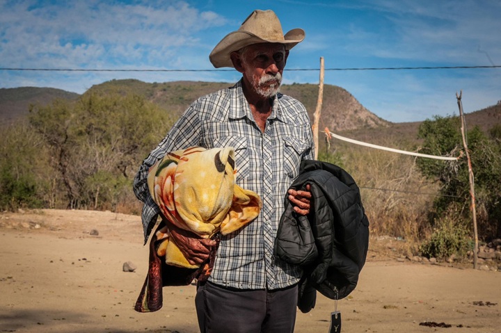 SEBIDES continúa ofreciendo apoyos invernales a las comunidades de las montañas en El Fuerte