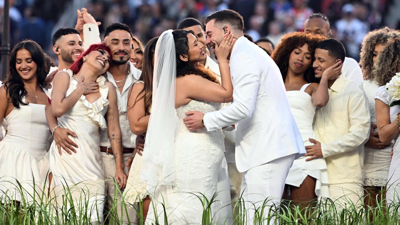 Bad Bunny enamora a todos: Una boda real iluminó su espectáculo en el Super Bowl LX