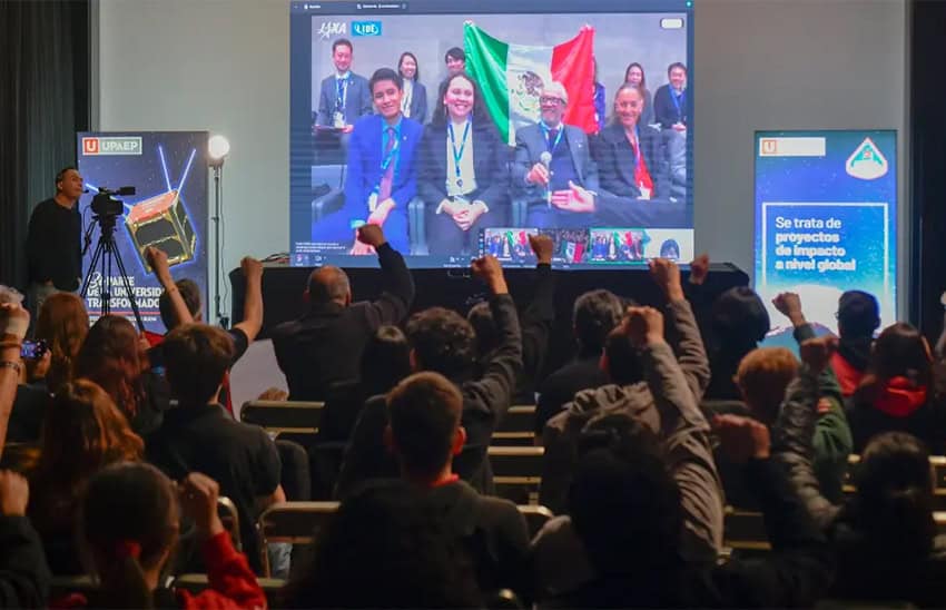 Estudiantes de Puebla desarrollan nanosatélite para proteger a México de erupciones volcánicas.