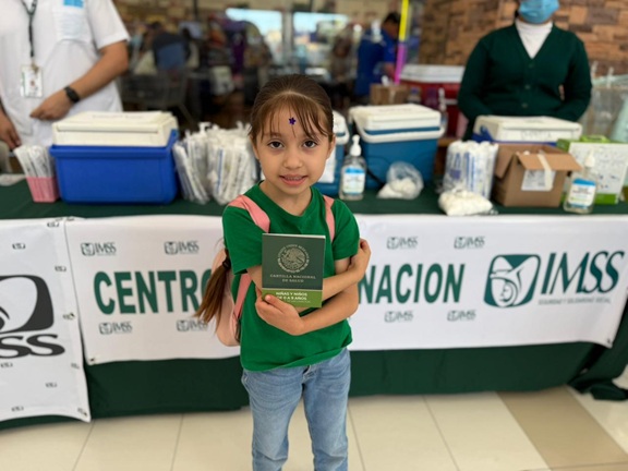 Familias se dirigen a grandes centros en Sinaloa para recibir la vacuna contra el sarampión