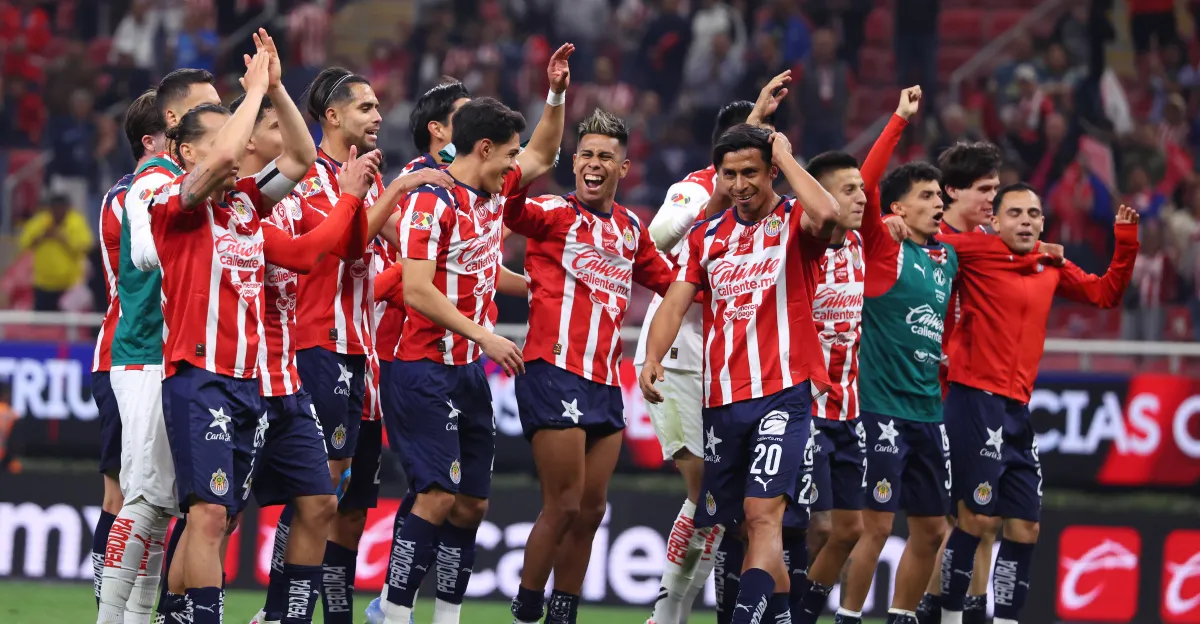 Las Chivas ganan el Superclásico ante el América y mantienen el liderato en la Liga MX.