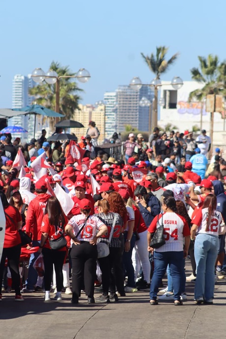 Mazatlán celebra la alegría del béisbol con un vibrante desfile de ligas infantiles