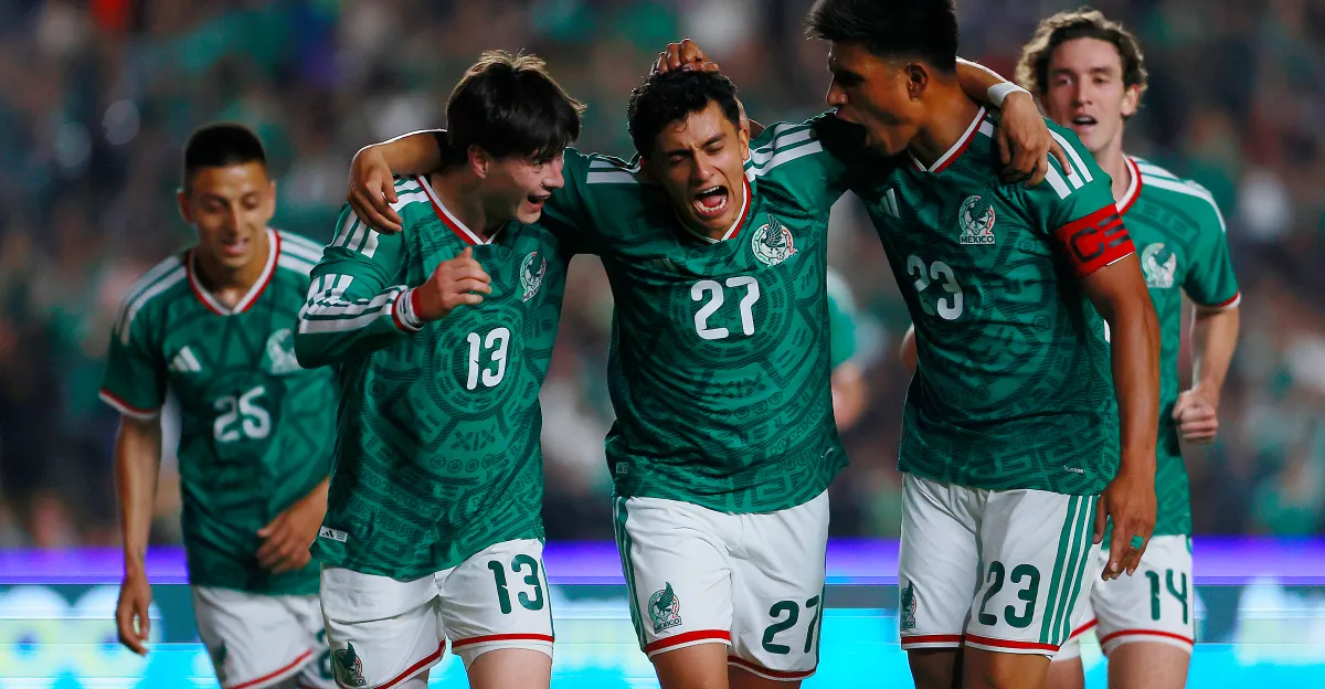 México derrota a Islandia 4-0 en su camino hacia la Copa del Mundo.