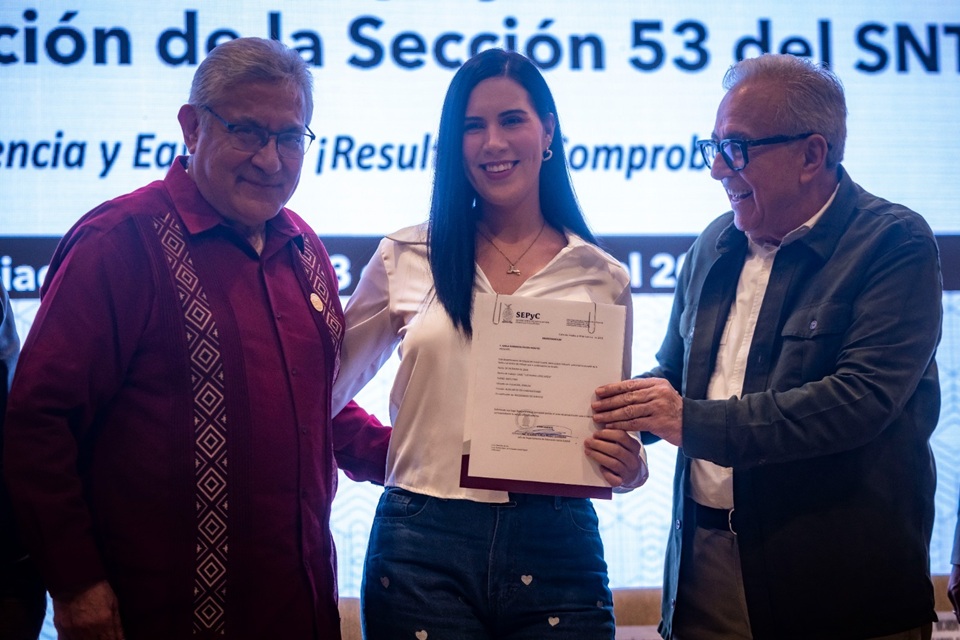 Rubén Rocha Moya proporciona 1,058 bases a empleados del SNTE 53, asegurando estabilidad laboral