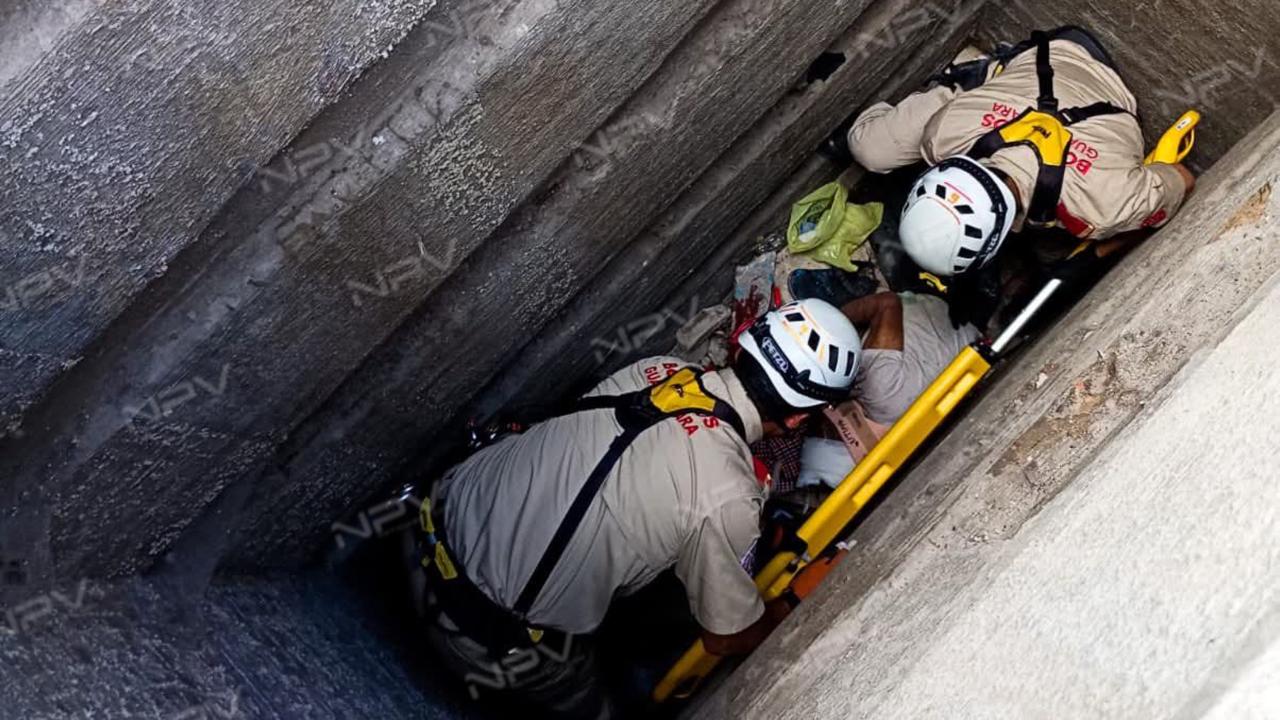 Un hombre se precipita en una tumba en el cemeterio de Guadalajara