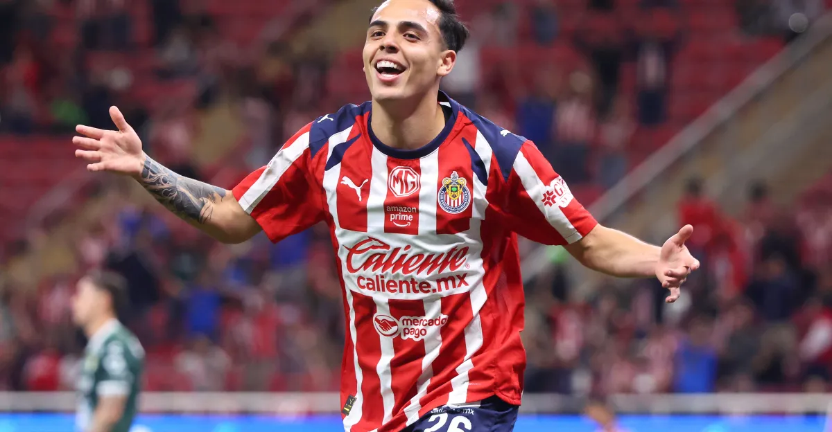 Chivas arrasa con León y recupera el primer lugar de la Liga MX