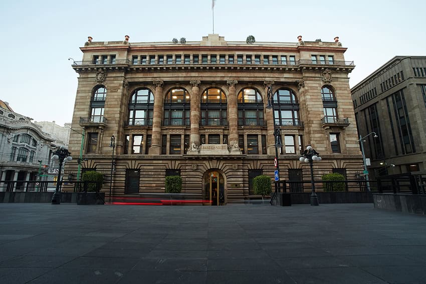 Desafiando expectativas, el banco central reduce la tasa de interés a pesar de la presión inflacionaria