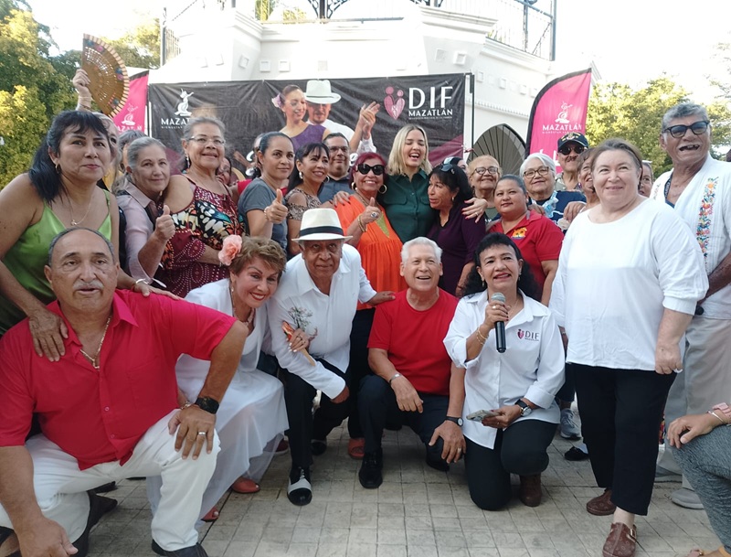 Estrella Palacios deslumbró en el danzón y contagió de alegría la Plazuela Zaragoza