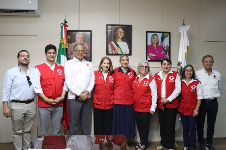 Estrella Palacios renueva su apoyo a la Cruz Roja de Mazatlán