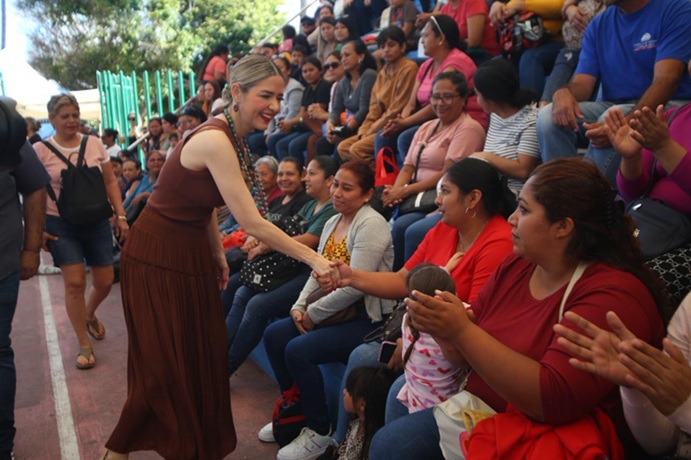 La Presidenta Estrella Palacios entrega apoyos PROBEC a niños y niñas de la zona urbana