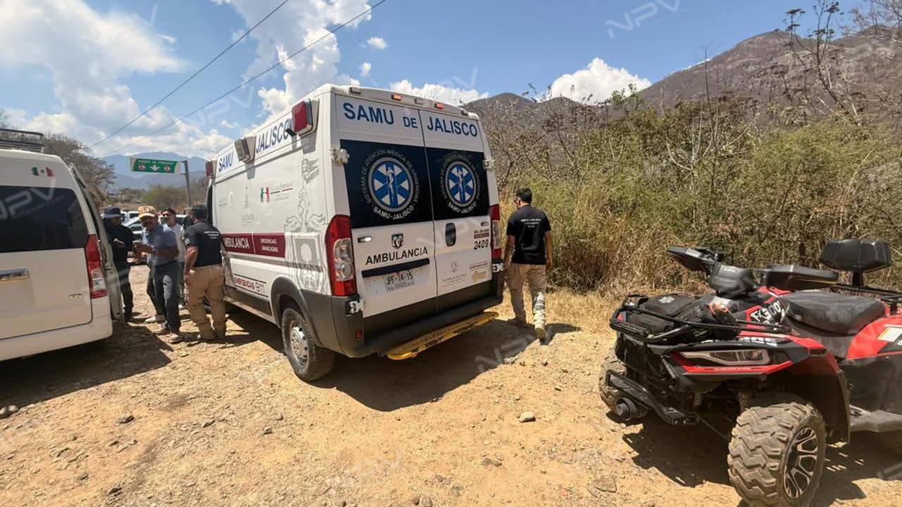 Policías estatales socorren a una peregrina herida en la Cruz de Romero