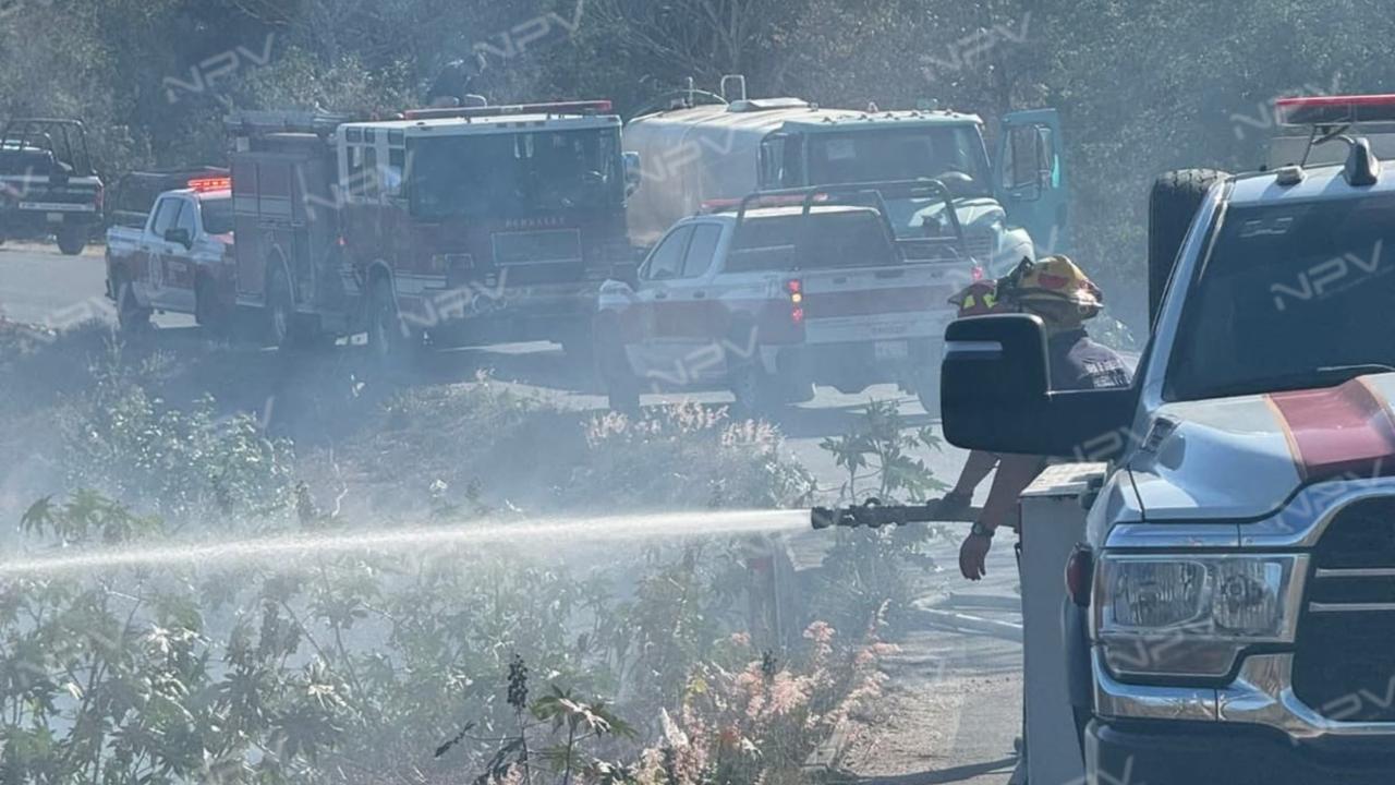 Bomberos controlan fuego en la carretera Viejo a Valle