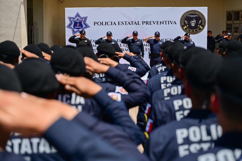 La SSP de Sinaloa reconoce a 46 policías estatales por completar con éxito su formación en el GOES.