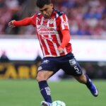 Las Chivas aplastan al Puebla para mantenerse en el primer lugar