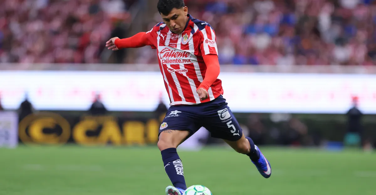 Las Chivas aplastan al Puebla para mantenerse en el primer lugar