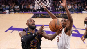 LeBron James supera otro récord de Kareem Abdul-Jabbar en la NBA