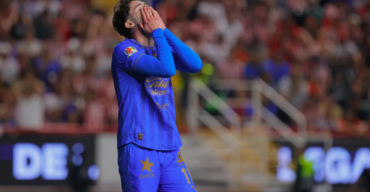 Necaxa y Chivas empatan sin goles en un partido decepcionante.